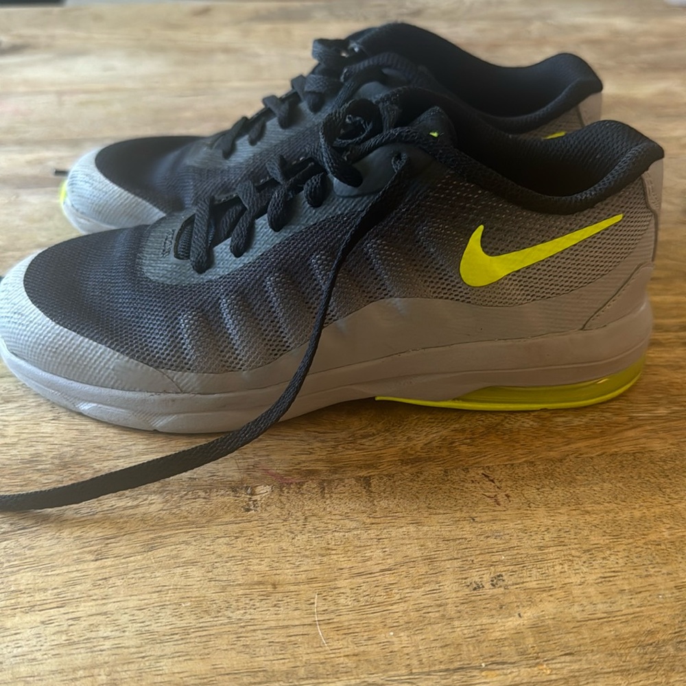 Nike Air Max boys size 2.5 EUC
